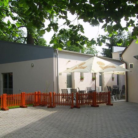 Penzion A Caferestaurant U Lavky Chrudim Zewnętrze zdjęcie