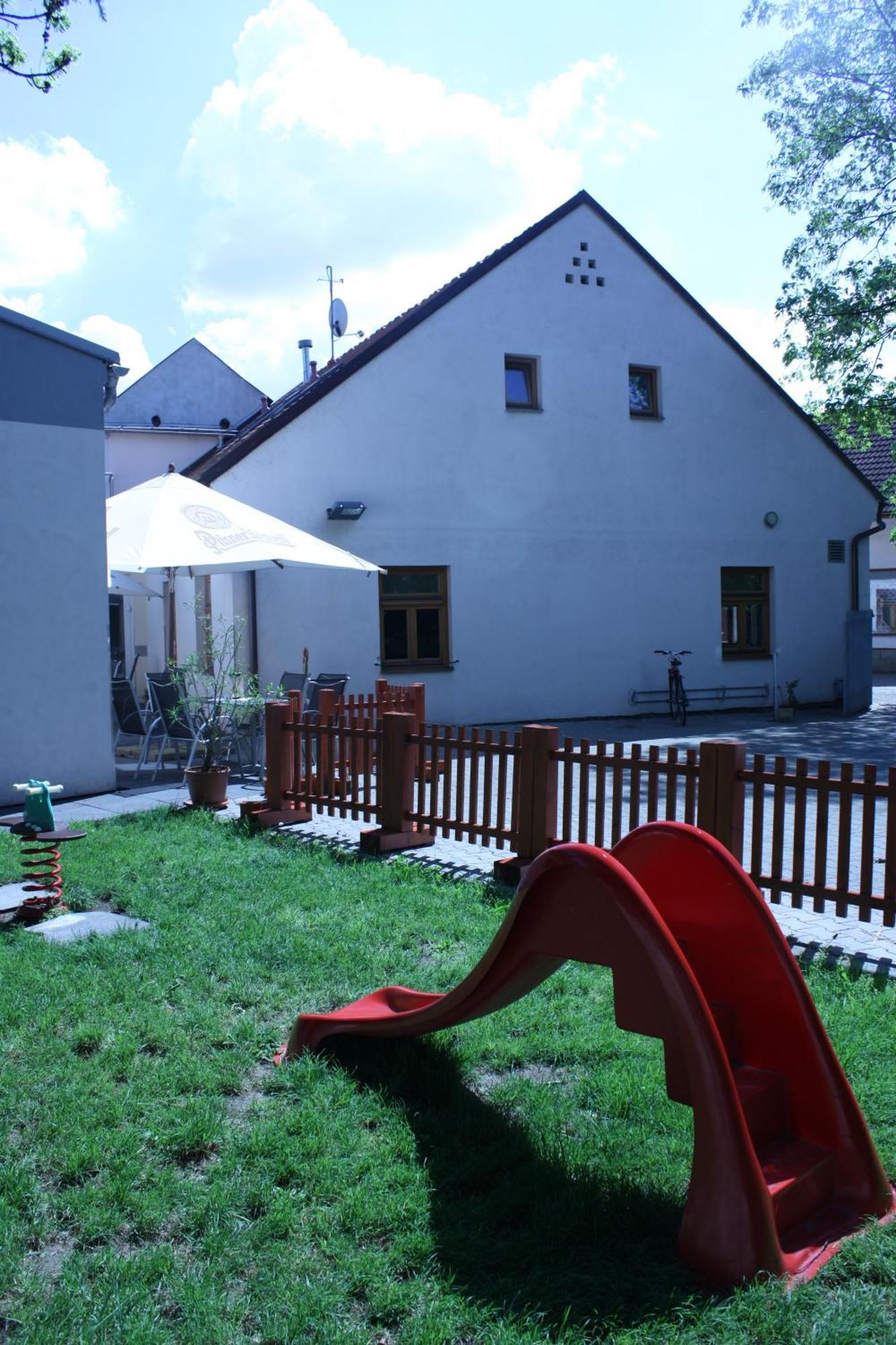 Penzion A Caferestaurant U Lavky Chrudim Zewnętrze zdjęcie