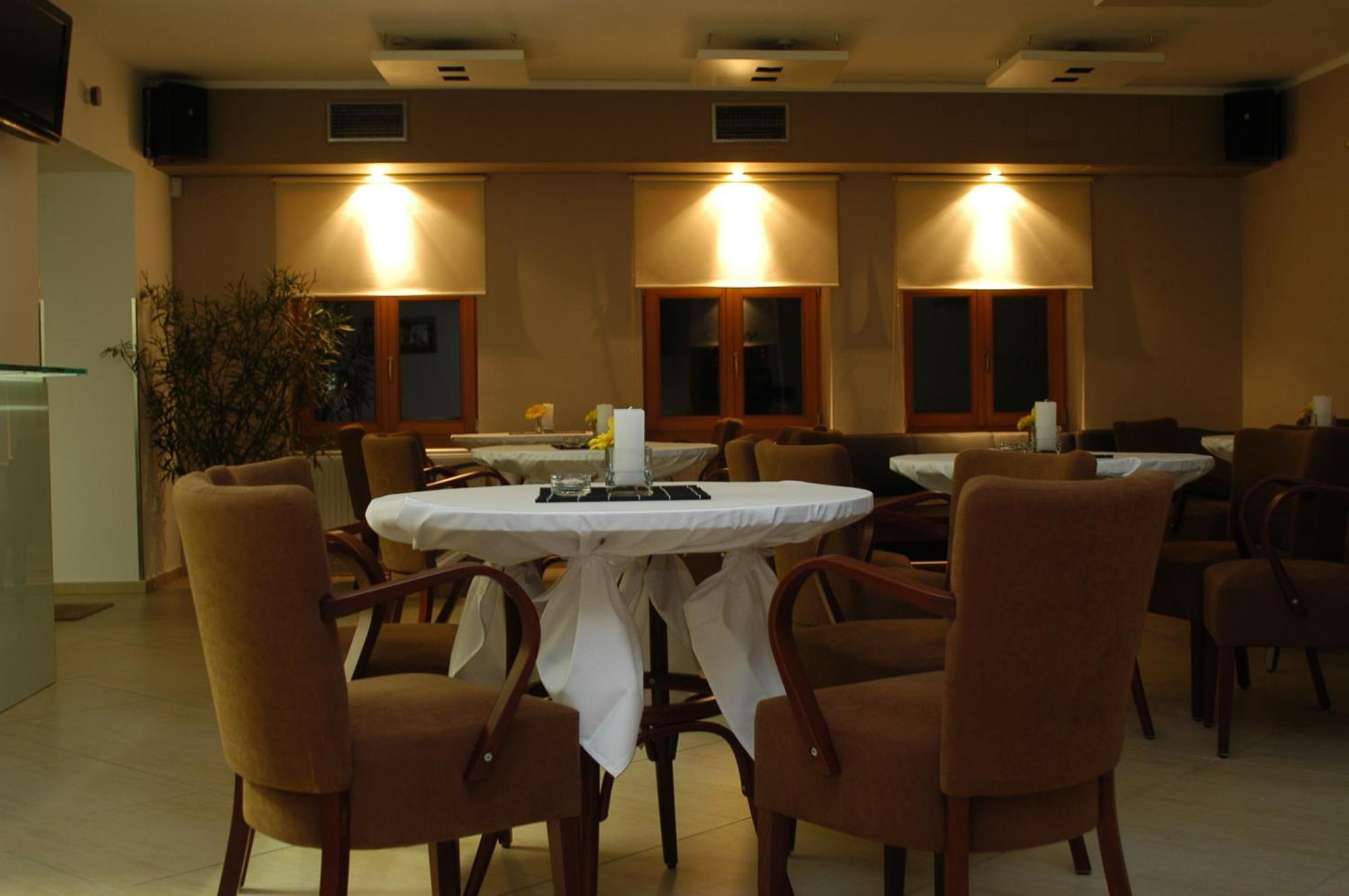 Penzion A Caferestaurant U Lavky Chrudim Zewnętrze zdjęcie