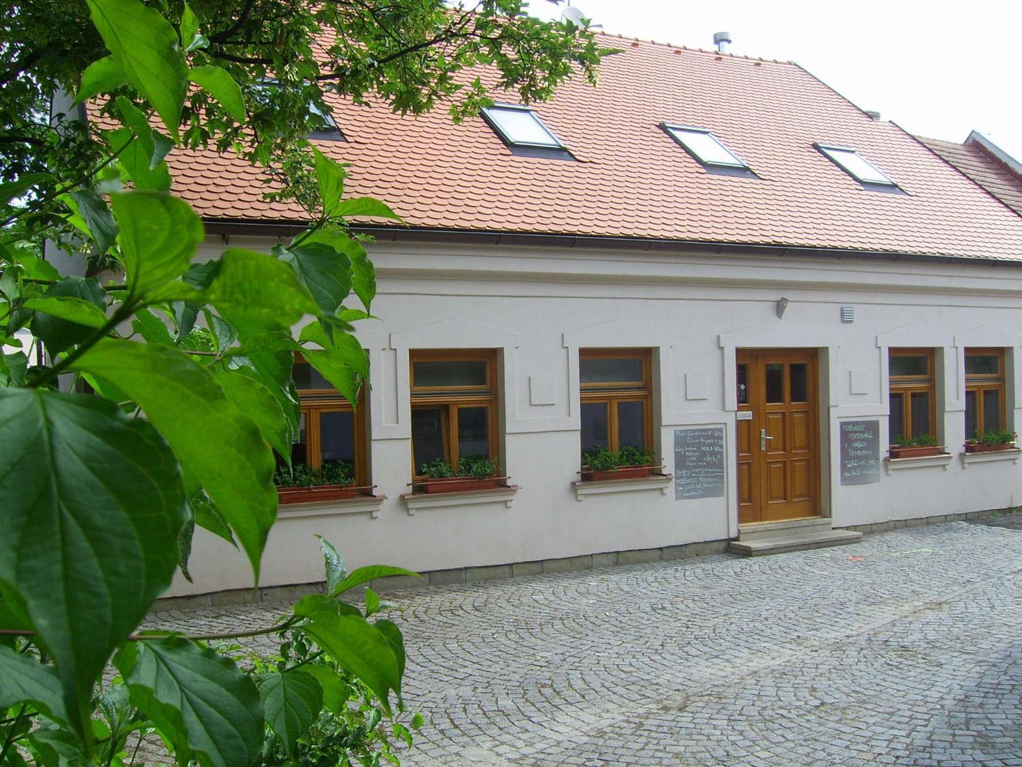 Penzion A Caferestaurant U Lavky Chrudim Zewnętrze zdjęcie