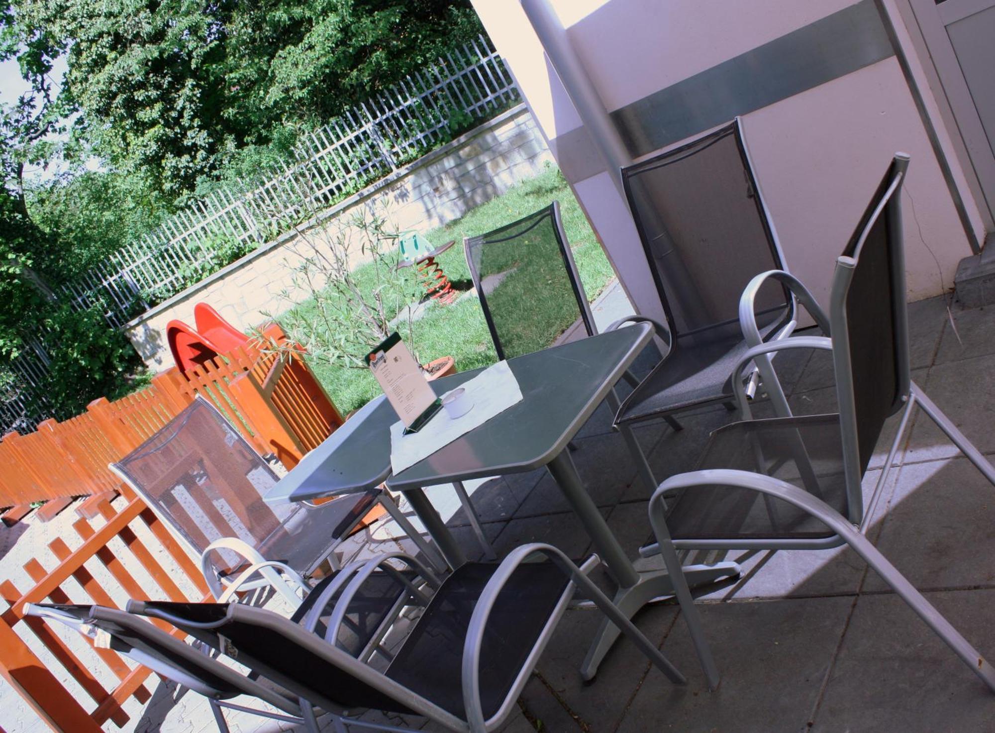 Penzion A Caferestaurant U Lavky Chrudim Zewnętrze zdjęcie