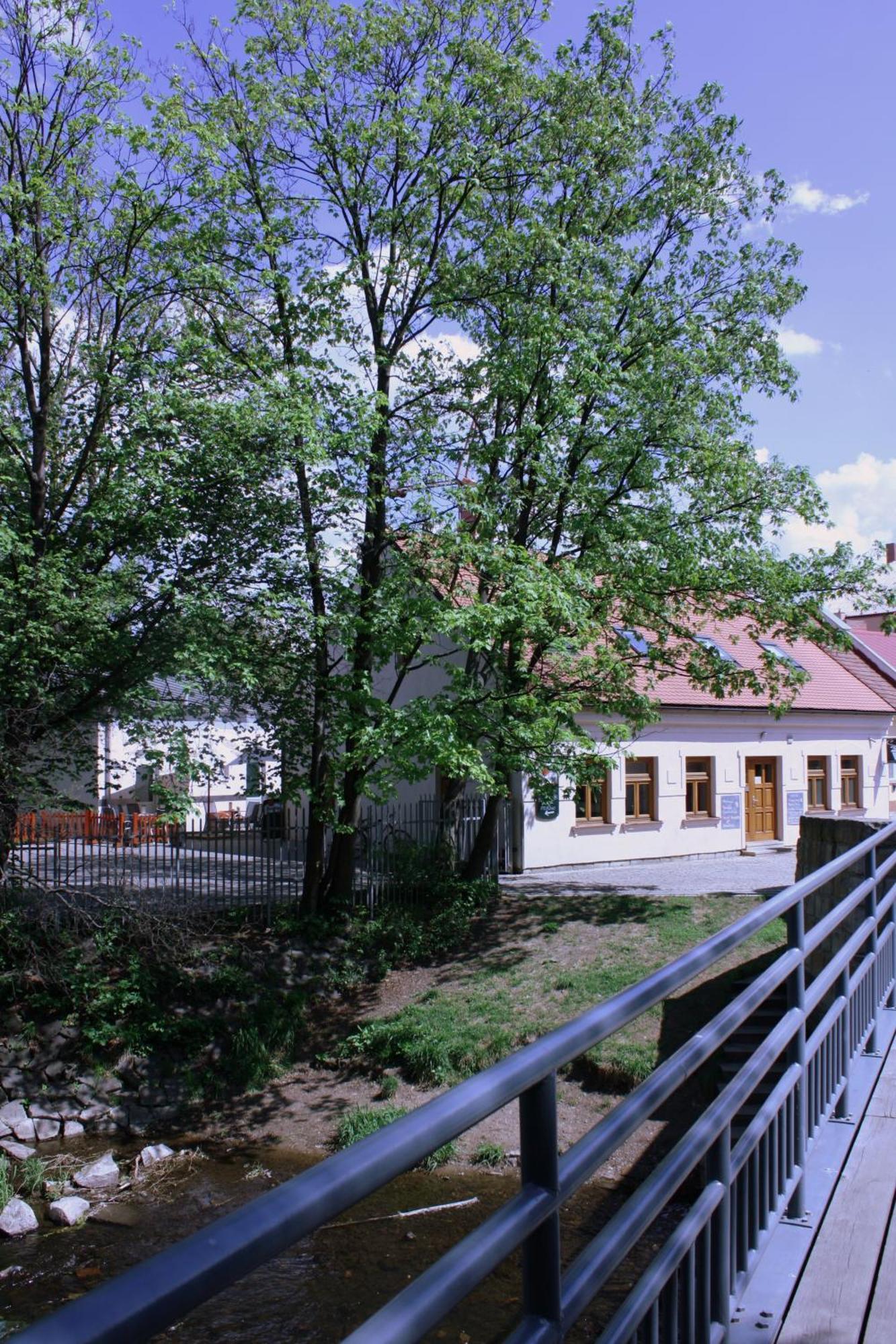 Penzion A Caferestaurant U Lavky Chrudim Zewnętrze zdjęcie